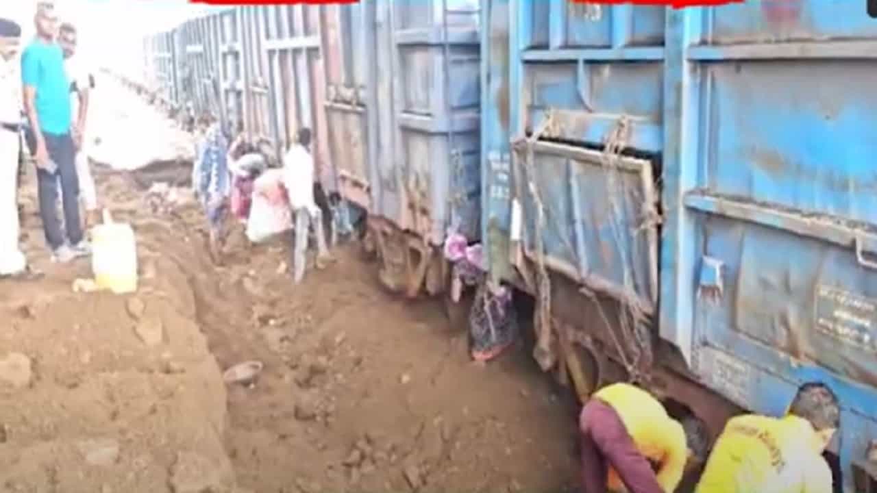 मुसळधार पावसाचा रेल्वे वाहतुकीला फटका, ट्रॅकवर मातीचा गाळ अन् मालगाडीची चाकं थांबली