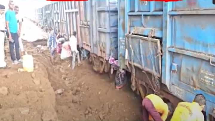 मुसळधार पावसाचा रेल्वे वाहतुकीला फटका, ट्रॅकवर मातीचा गाळ अन् मालगाडीची चाकं थांबली मुसळधार पावसाचा रेल्वे वाहतुकीला फटका, ट्रॅकवर मातीचा गाळ अन् मालगाडीची चाकं थांबली