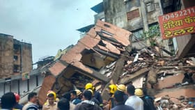 नवी मुंबईत तीन मजली इमारत कोसळली, दोघांचे बळी, इतर ढिगाऱ्याखाली दबले
