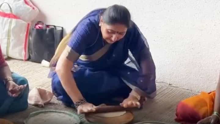अजित दादांच्या पत्नीनं लाटल्या वारक-यांसाठी चपात्या, बघा व्हिडीओ अजित दादांच्या पत्नीनं लाटल्या वारक-यांसाठी चपात्या, बघा व्हिडीओ