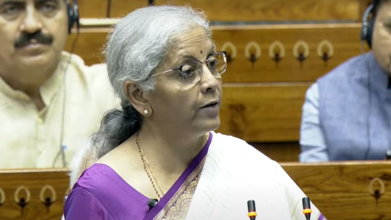 अर्थसंकल्पावरुन होणाऱ्या टीकेवर निर्मला सीतारमन यांची पहिली प्रतिक्रिया, म्हणाल्या महाराष्ट्राकडे... अर्थसंकल्पावरुन होणाऱ्या टीकेवर निर्मला सीतारमन यांची पहिली प्रतिक्रिया, म्हणाल्या महाराष्ट्राकडे...