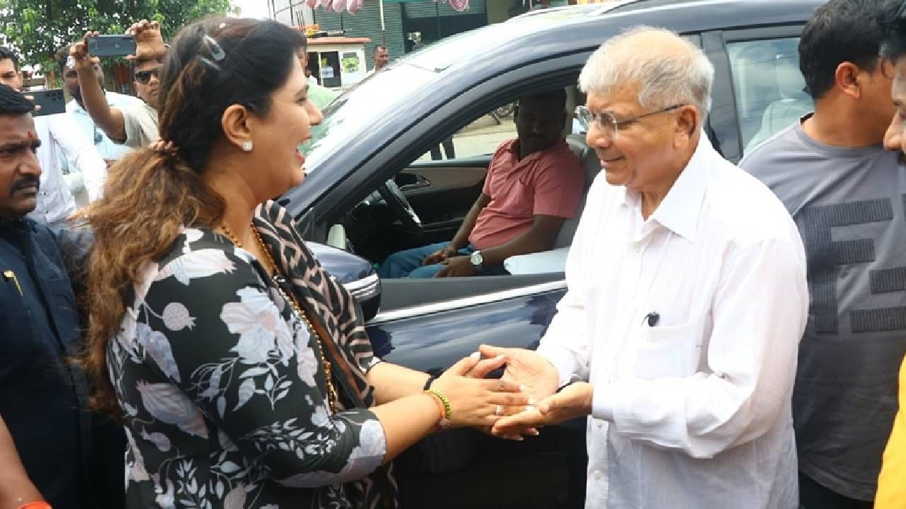 प्रकाश आंबेडकरांसोबतच्या भेटीत नेमकी काय चर्चा; पंकजा मुंडे म्हणाल्या, राजकारणामध्ये…