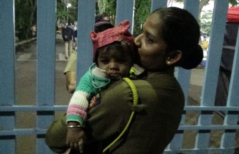 तान्ह्या बाळाला घेऊन ती पोलीस भरतीला पोहचली, अन् मग जे घडलं ते हृदय हेलावणारं... तान्ह्या बाळाला घेऊन ती पोलीस भरतीला पोहचली, अन् मग जे घडलं ते हृदय हेलावणारं...