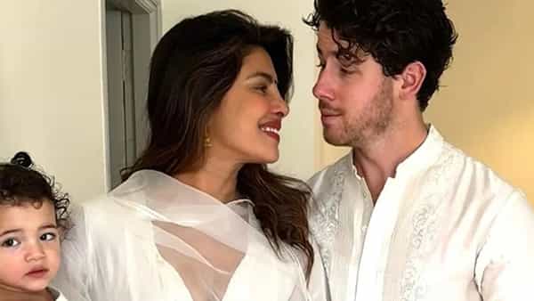 बॉलिवूड अभिनेत्री प्रियांका चोप्रा हे कायमच चर्चेत असणारे नाव आहे. चित्रपटांच्या शूटिंगमधून वेळ मिळाला की, प्रियांका चोप्रा आपल्या कुटुंबियांना वेळ देताना कायमच दिसते.