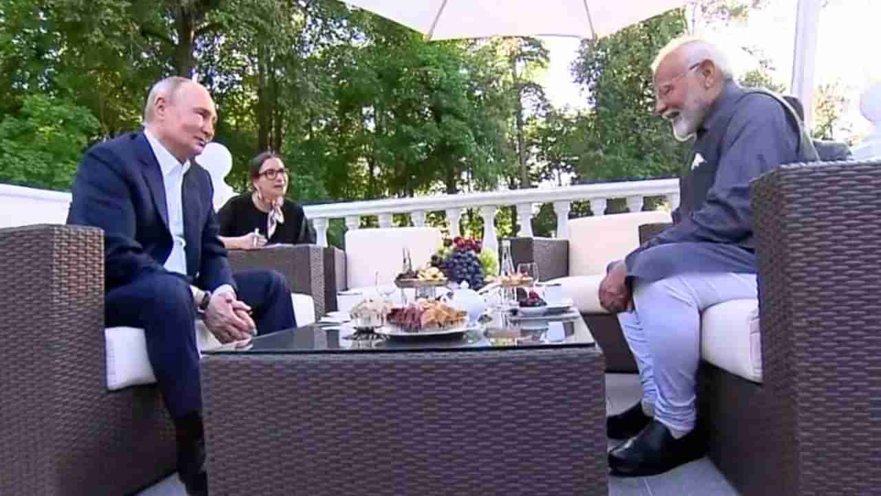 PM Modi Meet Putin : पीएम मोदी हसून त्यावेळी एवढच बोलले, पुतिन यांच्या प्रायवेट डिनरमध्ये काय घडलं?