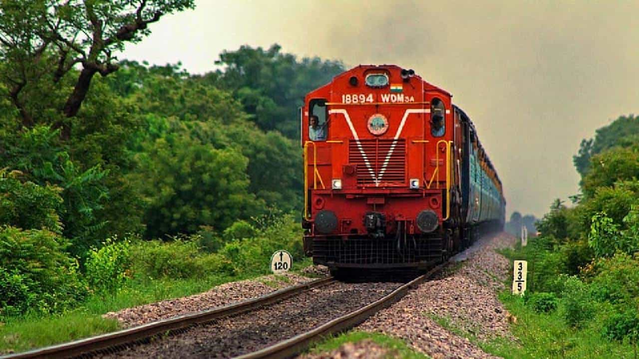 नोकरीच्या शोधात असणाऱ्यांसाठी सुवर्णसंधी आहे. बंपर भरतीला सुरूवात झालीये. काही दिवसांपूर्वीच भरतीची अधिसूचना प्रसिद्ध करण्यात आली. ही भरती प्रक्रिया शिकाऊ उमेदवारांसाठी आहे.