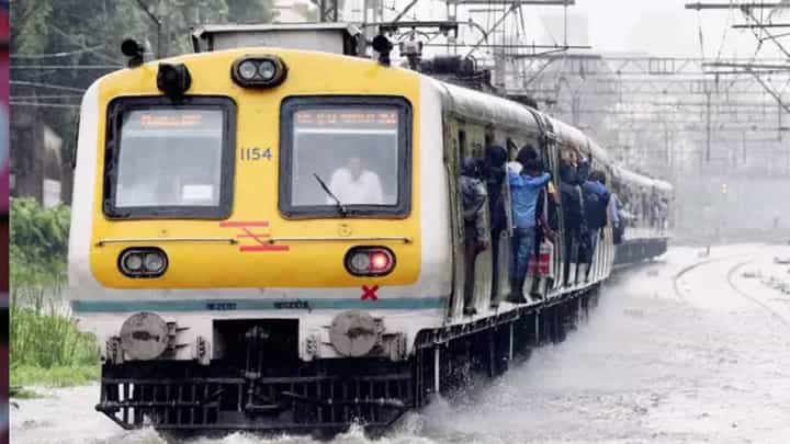 Central Railway Update : मध्य रेल्वेने प्रवास करताय? मुंबईकरांनो... ऑफिसमधून घरी जाण्याआधी ही बातमी बघा, नाहीतर होणार खोळंबा Central Railway Update : मध्य रेल्वेने प्रवास करताय? मुंबईकरांनो... ऑफिसमधून घरी जाण्याआधी ही बातमी बघा, नाहीतर होणार खोळंबा