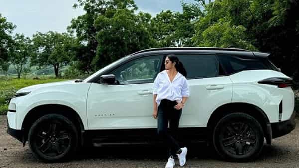 सैराट फेम अभिनेत्री रिंकू राजगुरु हिने पहिली कार खरेदी केली आहे. याबाबतची पोस्ट रिंकूने इन्स्टाग्रामवर शेअर केली आहे.