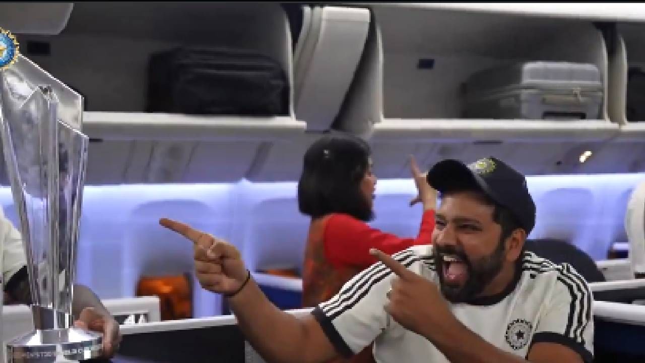Team India : विमानात टीम इंडियाने वर्ल्ड कप ट्रॉफीसह काय धमाल, मस्ती केली ते एकदा या VIDEO मध्ये बघा