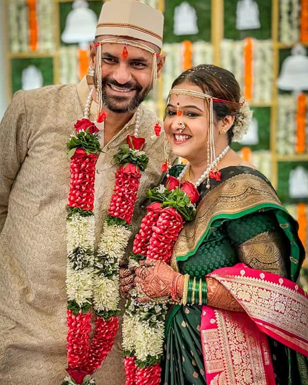 'वायझेड', 'धुरळा', 'डबलसीट', 'आनंदी गोपाळ' यांसारख्या उत्तम चित्रपटांचे दिग्दर्शक समीर विद्वांस हे नुकतेच लग्नबंधनात अडकले. गर्लफ्रेंड जुईली सोनलकरशी त्यांनी लग्नगाठ बांधली. या लग्नसोहळ्याला मराठी कलाकारांसोबत बॉलिवूड अभिनेतासुद्धा उपस्थित होता.