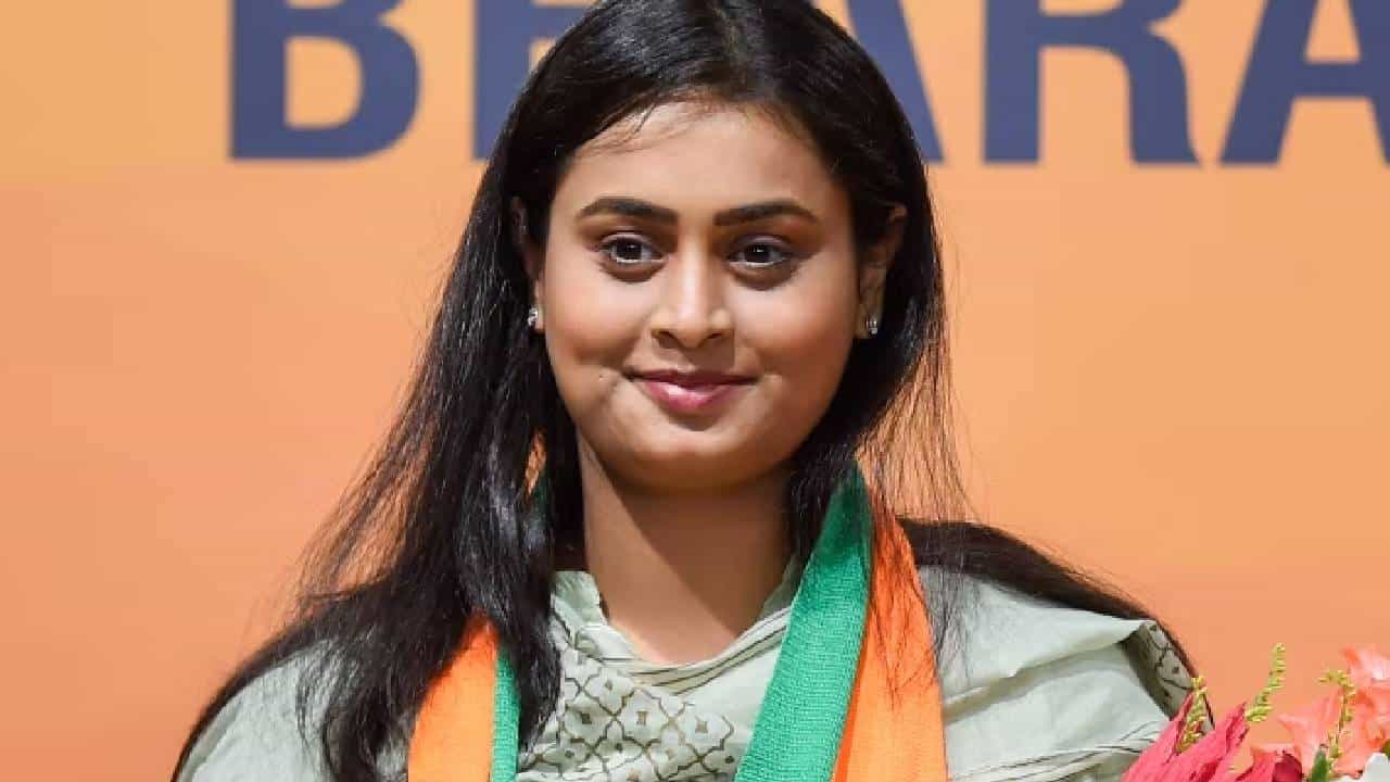 पॅरिस ऑलिम्पिक 2024 ला सुरूवात झाली आहे. यंदा भारताकडून 117 खेळाडू ऑलिम्पकमध्ये सहभागी झाले आहेत. यंदा भारतीय खेळाडूंमध्ये एका महिला आमदाराचा समावेश आहे. या आमदार दुसऱ्या तिसऱ्या कोणी नसून भाजपच्या श्रेयसी सिंह आहेत.
