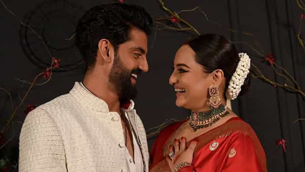 अभिनेत्री सोनाक्षी सिन्हा हिने 23 जून 2024 रोजी अभिनेता झहीर इक्बाल याच्यासोबत लग्न केले. या लग्नाचे अनेक फोटो आणि व्हिडीओ सोशल मीडियावर व्हायरल होताना दिसले. लग्न झाल्यापासून सतत सोनाक्षी सिन्हा चर्चेत आहे.