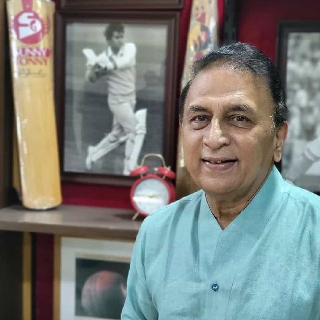 प्रसिद्ध क्रिकेटपटू सुनील गावस्कर हे आपला 74 वा वाढदिवस साजरा करत आहेत. जगभरातील विविध ठिकाणी होणाऱ्या सामन्यांमध्ये ते कॉमेंट्री करतात. वयाच्या 74 व्या वर्षी त्यांचं फिटनेस तरुणांनाही लाजवणारं आहे. निवृत्तीनंतर जिथे बहुतांश तगडे खेळाडू टीव्हीपासून गायब झाले आहेत, तिथे लिटिल मास्टर आपल्या कॉमेंट्रीने प्रेक्षकांचं मनोरंजन करत आहेत.