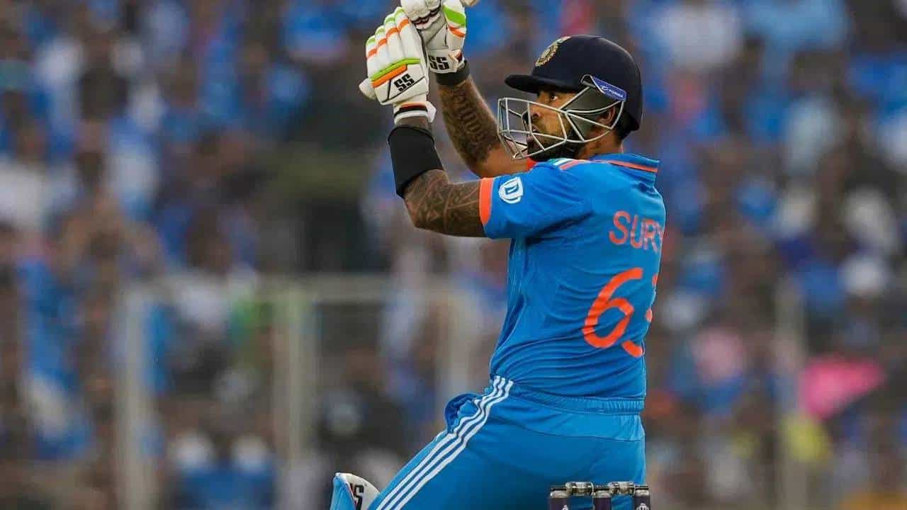सूर्यकुमार यादवने कर्णधार म्हणून टी20 क्रिकेटमध्ये 8 डाव खेळला आहे. यात सर्वाधिक धावा करणारा फलंदाज ठरला आहे. कर्णधार सूर्यकुमार यादवने श्रीलंकेविरुद्धच्या दुसऱ्या टी20 सामन्यात 216.67 च्या स्ट्राईक रेटने 12 चेंडूत 26 धावा केल्या.