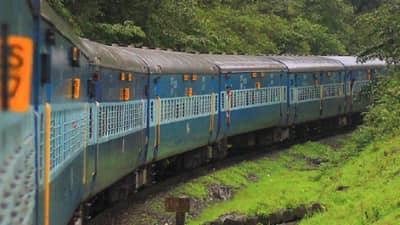Indian Railways : ट्रेन लेट झाली... चिंता नका करु, असा मिळवा संपूर्ण रिफंड, पाहा काय आहे नियम