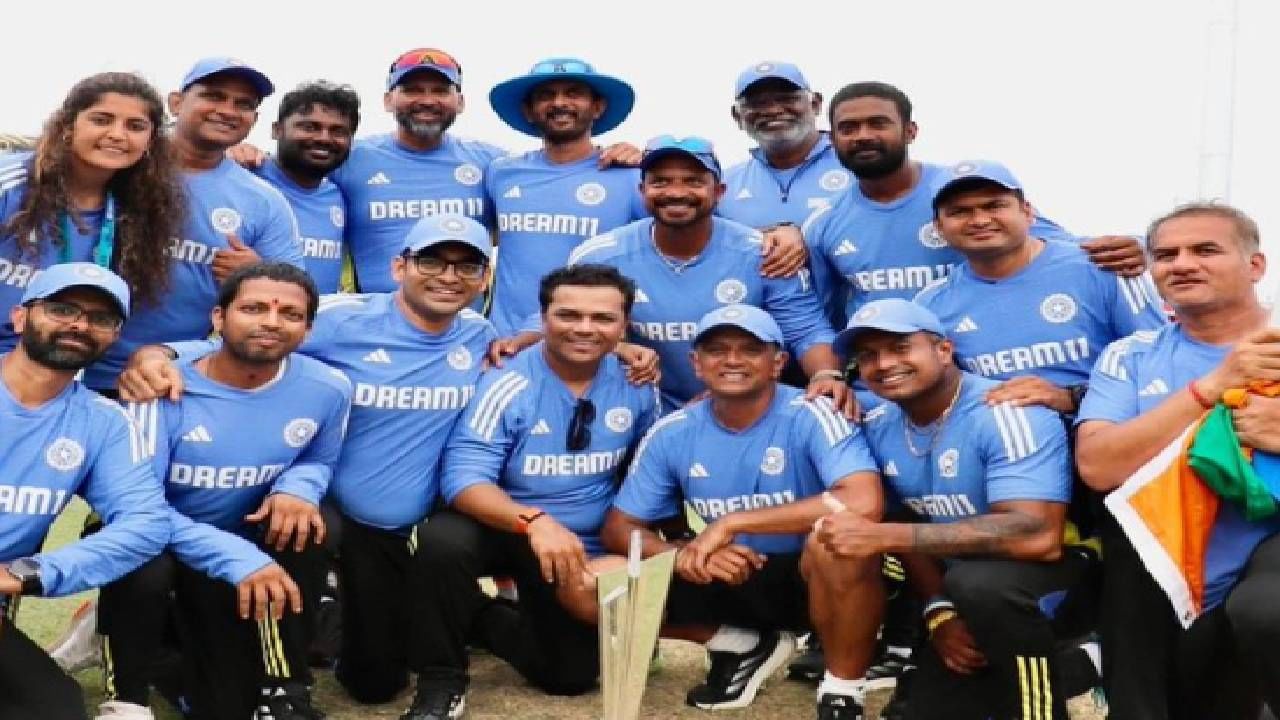 Team India : वर्ल्ड कप जिंकल्यानंतर टीम इंडियासोबत फोटोमध्ये दिसणारी ही मिस्ट्री गर्ल कोण?