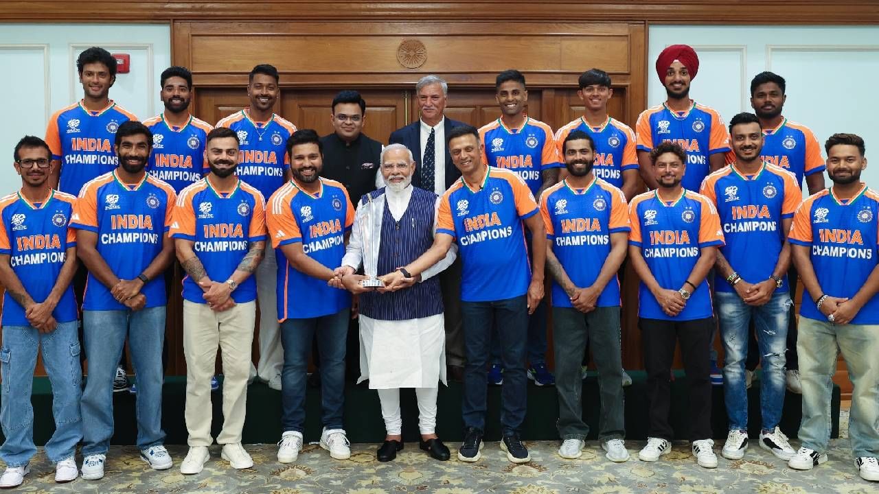 टी- 20 वर्ल्ड कप विजेत्या टीम इंडियासोबत पंतप्रधान मोदींनी गप्पा मारल्या आणि स्टाफसह सर्वांसोबत फोटो काढले. याआधी नरेंद्र मोदींनी टीम इंडियाच्या खेळाडूंना फोन करत त्यांचं अभिनंदन केलं होतं.