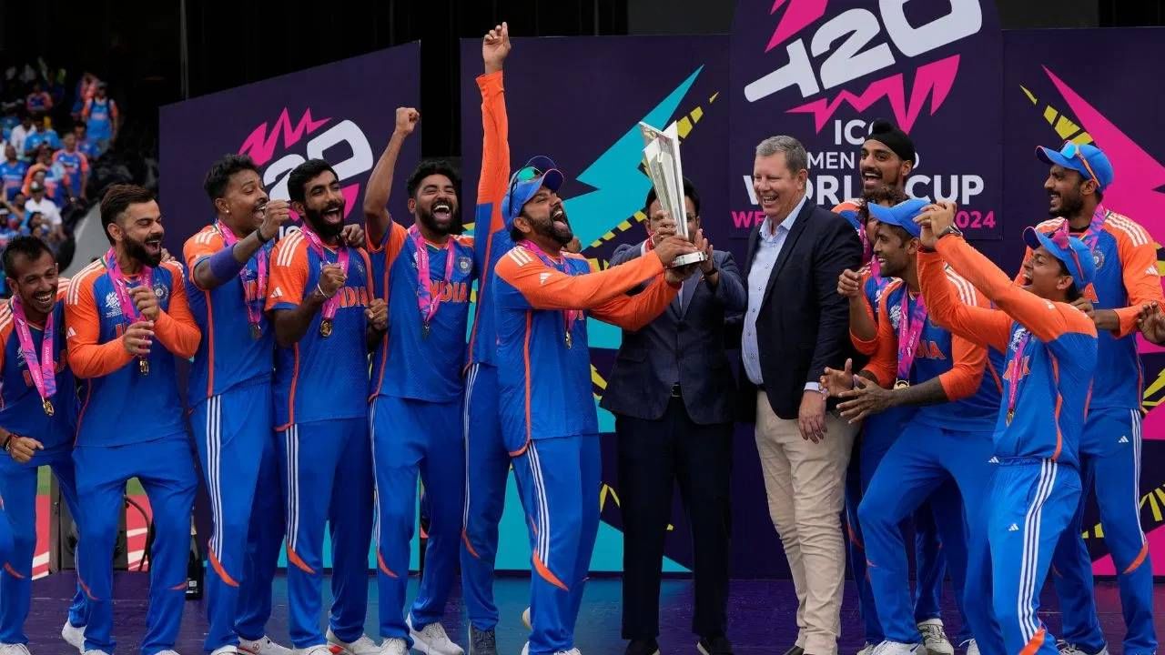 टीम इंडियाने बार्बाडोसमध्ये T20 वर्ल्ड कप जिंकून इतिहास रचला आहे. टीम इंडियाने दुसऱ्यांदा T20 वर्ल्ड कप जिंकलाय. याआधी 2007 साली दक्षिण आफ्रिकेत एम एस धोनीच्या टीम इंडियाने पहिला T20 वर्ल्ड कप जिंकला होता.  टीम इंडियाने यावेळी बार्बाडोसमध्ये दक्षिण आफ्रिकेला हरवून T20 वर्ल्ड कप जिंकला. 