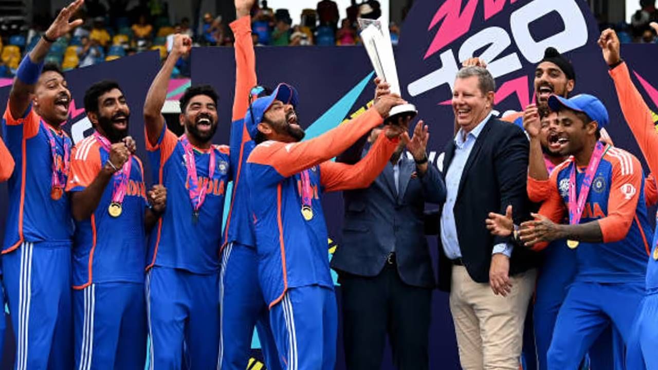 T20 World Cup 2024 : दक्षिण आफ्रिकेला लोळवणाऱ्या टीम इंडियाला वादळानं रोखलं; बार्बाडोसमध्येच अडकले, कधी परतणार मायदेशी?