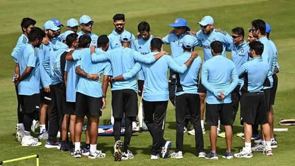 टीम इंडिया आता पाच सामन्यांच्या टी20 मालिकेसाठी झिम्बाब्वे दौऱ्यावर आहे. भविष्यातील टीमची बांधणी करण्यासाठी हा दौरा महत्त्वाचा मानला जात आहे. 2026 वर्ल्डकपसाठी आतापासून मोर्चेबांधणी केली जात आहे. दरम्यान झिम्बाब्वे दौऱ्याासठी शुबमन गिलकडे नेतृत्व सोपवलं असून पहिल्याच सामन्यात विश्वविक्रम रचण्याची संधी आहे.