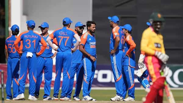 झिम्बाब्वे विरुद्धचा दुसरा टी20 सामना जिंकत भारताने मालिकेत कमबॅक केलं आहे. झिम्बाब्वेला 100 धावांनी पराभूत करत पहिल्या सामन्यातील पराभवाचा वचपा काढला. तसेच मालिकेत 1-1 ने बरोबरी केली आहे.