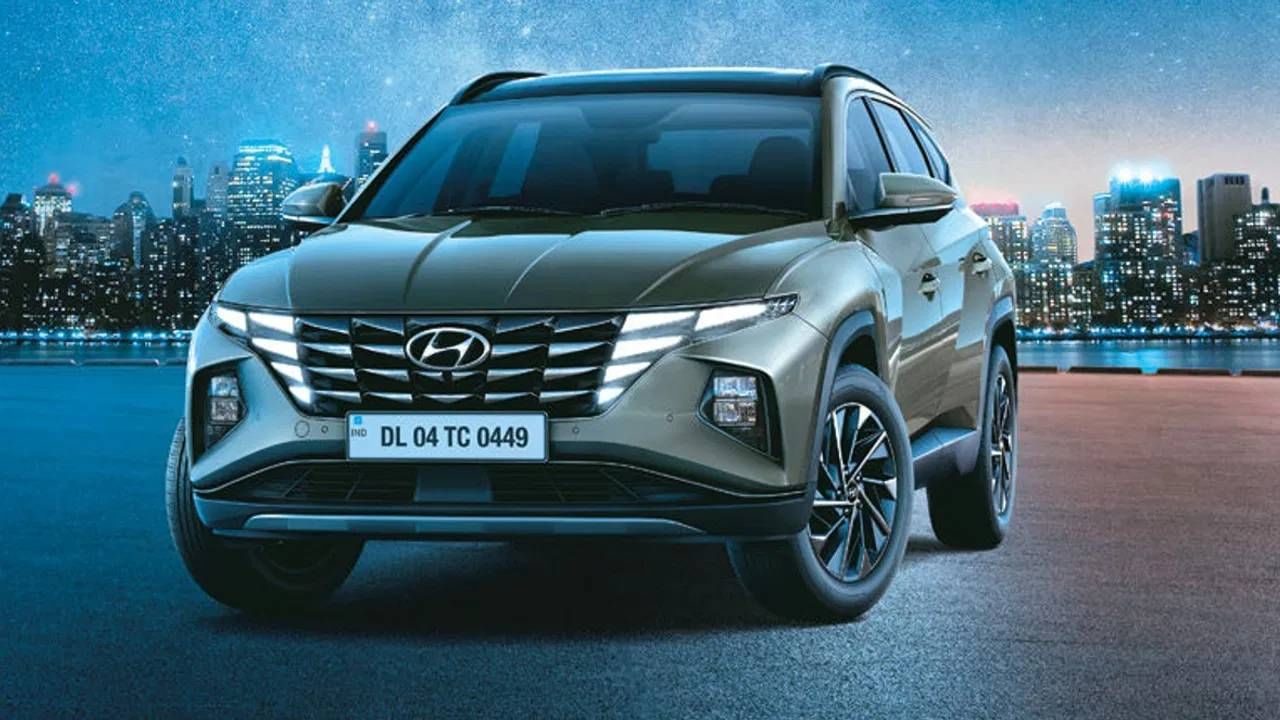 Hyundai Tucson : सर्वात जास्त डिस्काऊंट Tucson SUV वर मिळतोय. या कारच्या 2023 मॉडलवर (डीजल) तुम्हाला 2 लाख रुपयापर्यंत डिस्काऊंट मिळू शकतो. पेट्रोल वेरिएंटवर 50,000 रुपयापर्यंत डिस्काऊंट मिळेल.  2024 पेट्रोल मॉडलवर 25,000 रुपये आणि डीजल वेरिएंटवर 50,000 रुपये वाचवण्याची संधी आहे.  (Hyundai)