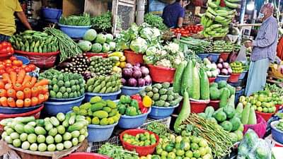 Vegetables Price : टोमॅटोची शतकी खेळी तर कांदे, बटाटाने पूर्ण केली हाफ सेंच्युरी, दरवाढीमुळे बिघडले किचन बजेट