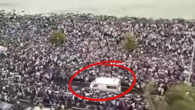 मुंबई स्पिरिट...! मुंगी घुसायलाही जागा नसताना रुग्णवाहिकेला दिली अशी मोकळी वाट करून Watch Video