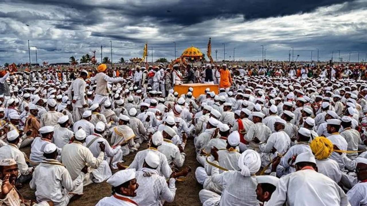 वारीतील हा उत्साह पाहिला की  संत सोयराबाई यांचा 'अवघा रंग एक झाला, रंगि रंगला श्रीरंग... मी तूंपण गेले वायां, पाहतां पंढरीचा राया...' हा अभंग आठवल्या शिवाय राहत नाही. घरबसल्या वारीची अनुभव देणारे काही खास फोटो... 