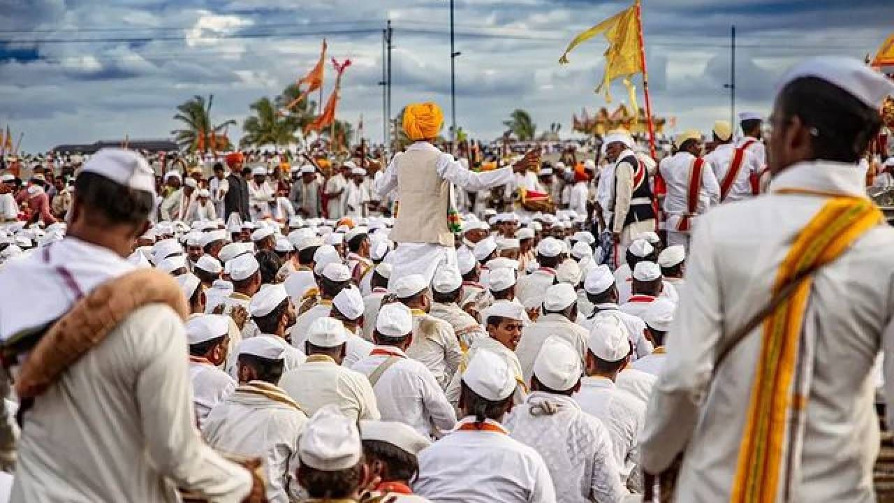 महिनाभर पायी वारी केल्यानंतर वारकऱ्यांना आता आस आहे ती विठू माऊलीच्या दर्शनाची... महाराष्ट्राच्या विविध भागातून आलेला वारकरी अन् त्यांचा लाडका विठूराया यांच्या भेटीला अवघे काही तास उरलेत. 