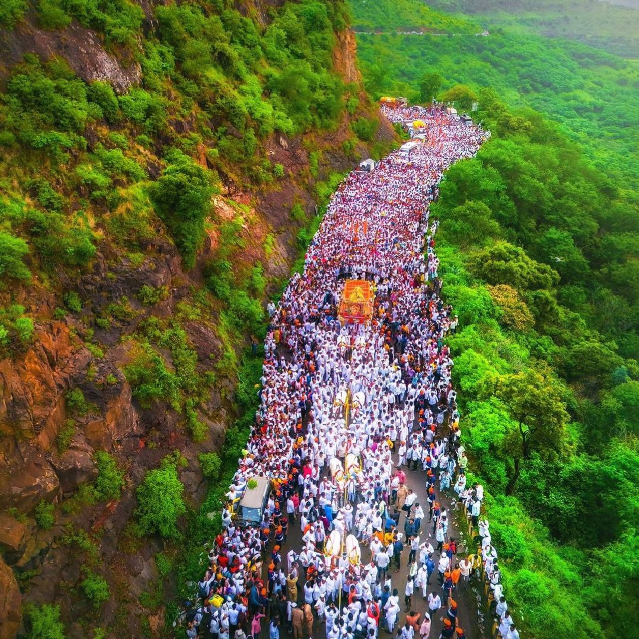 वैष्णवांच्या अपार भक्तीचा सोहळा, गळ्यात तुळशीची माळ अन् मुखी विठ्ठलाचं नाव.. असं दृश्य म्हणजे वारी. पंढरपूरची वारी ही महाराष्ट्राची सांस्कृतिक परंपरा आहे. या वारीमध्ये ईश्वरप्रेमाची विलक्षण अनुभूती होते. 
