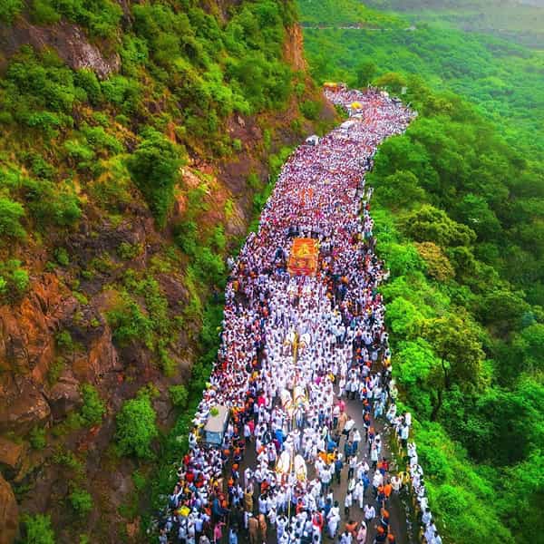 वैष्णवांच्या अपार भक्तीचा सोहळा, गळ्यात तुळशीची माळ अन् मुखी विठ्ठलाचं नाव.. असं दृश्य म्हणजे वारी. पंढरपूरची वारी ही महाराष्ट्राची सांस्कृतिक परंपरा आहे. या वारीमध्ये ईश्वरप्रेमाची विलक्षण अनुभूती होते.