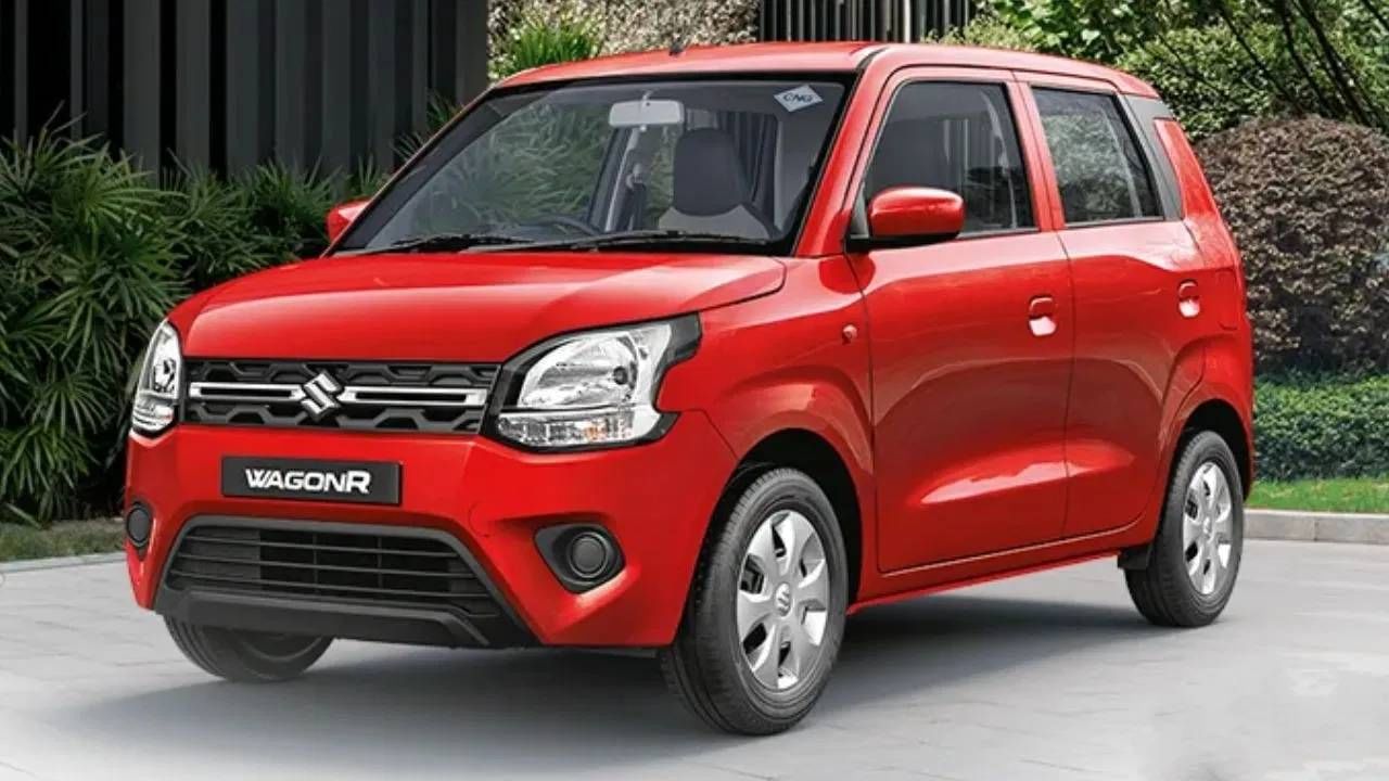 Maruti Suzuki WagonR CNG : वॅगनआरचा भारतातील सर्वाधिक विकल्या जाणाऱ्या कार्समध्ये समावेश होतो. वॅगनआरच CNG वर्जन सुद्धा आहे. वॅगनआर सीएनजी एक्स-शोरूम प्राइस 6.44 लाख रुपयापासून सुरु होते. ही सीएनजी कार 34.05 किमी प्रति किलोग्राम मायलेज देऊ शकते. (Maruti Suzuki)