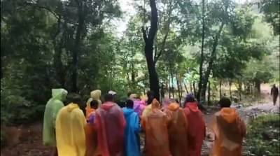 नदी पलिकडे रुग्णवाहिका थांबली होती, गावकऱ्यांनी आजारी महिलेला डोलीतून नदीपार नेले