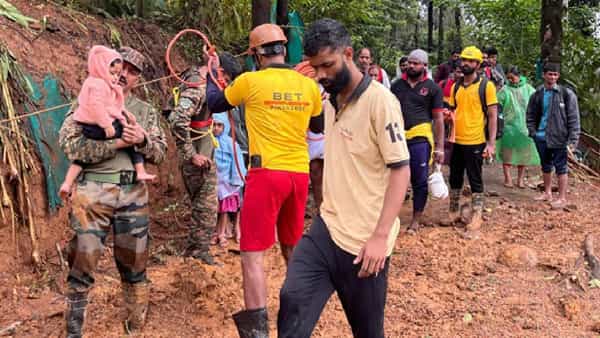 30 जुलै रोजी मध्यरात्री एक ते तीन वाजण्याच्या दरम्यान जमीन अचानक खचली आणि डोंगरावरुन माती वाहत येऊन घरे जमिनीत गाडली गेली. अनेक जणांचा झोपेतच बळी गेला असावा अशी परिस्थिती आहे. वायनाडच्या चुरालमाला , मुंडाक्कई सारख्या परिसरात मोठे नुकसान झाले आहे.
