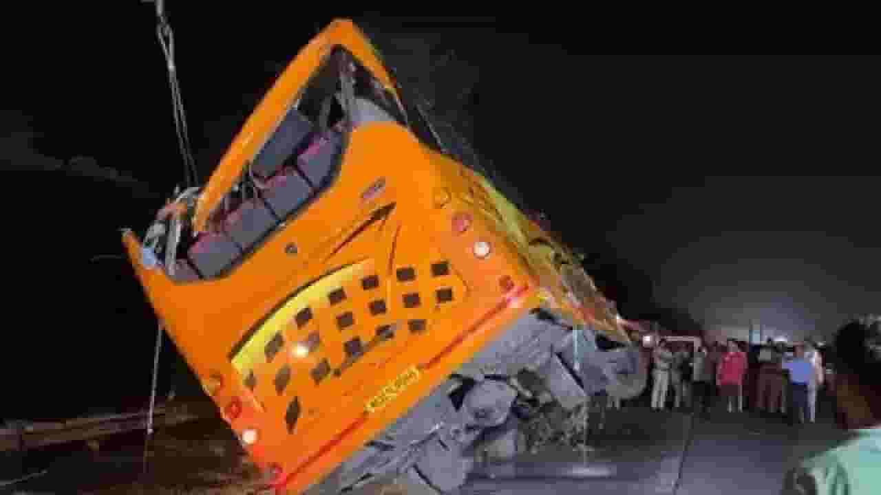 मुंबई-पुणे एक्स्प्रेस वेवर भीषण अपघात, बस ट्रॅक्टरला आदळली अन् थेट...