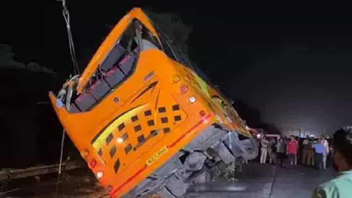 मुंबई-पुणे एक्स्प्रेस वेवर भीषण अपघात, बस ट्रॅक्टरला आदळली अन् थेट... मुंबई-पुणे एक्स्प्रेस वेवर भीषण अपघात, बस ट्रॅक्टरला आदळली अन् थेट...