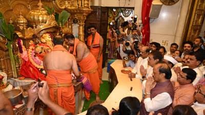 जनतेने आम्हाला आशीर्वाद द्यावे..., सिद्धिविनायकाच्या चरणी अजित पवार गटाचे साकडं, प्रचाराचाही फोडला नारळ