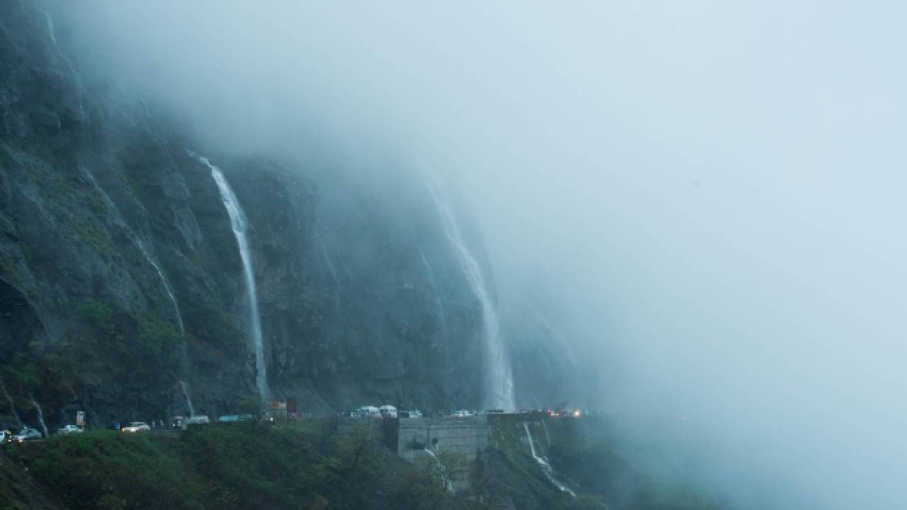 दाट धुकं, वळणांचा रस्ता अन् उंच डोंगर रांगांत धुक्याचा लपंडावाचा खेळ... बघा आंबा घाटातून निसर्गाचा नजारा