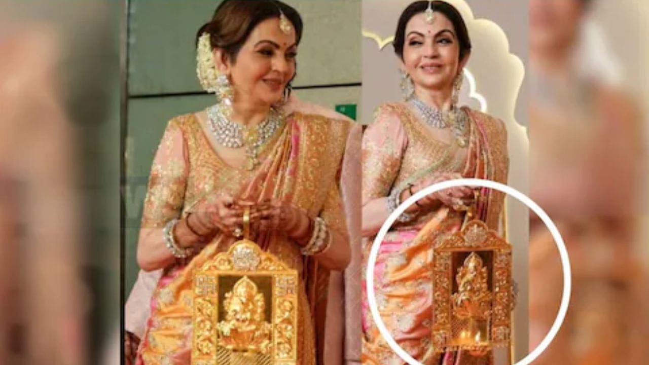 अनंत अन् राधिकाच्या लग्नात सर्वांचे लक्ष नीता अंबानी यांच्याकडे जात होते. नीता अंबानी यांच्या हातात एक वस्तू सतत दिसत होती. त्यात गणरायाची प्रतिमा दिसत होती. त्याला 'रामन दिवो' म्हणतात. त्यामुळे लग्नात नीता अंबानी ते का घेऊन फिरत होती? हा प्रश्न सर्वांना पडला.