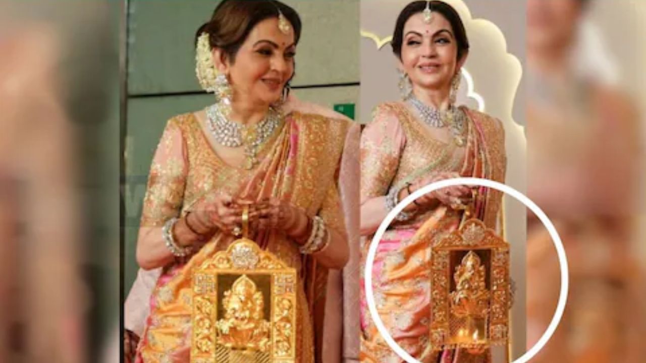 अनंत अन् राधिकाच्या लग्नात सर्वांचे लक्ष नीता अंबानी यांच्याकडे जात होते. नीता अंबानी यांच्या हातात एक वस्तू सतत दिसत होती. त्यात गणरायाची प्रतिमा दिसत होती. त्याला 'रामन दिवो' म्हणतात. त्यामुळे लग्नात नीता अंबानी ते का घेऊन फिरत होती? हा प्रश्न सर्वांना पडला.