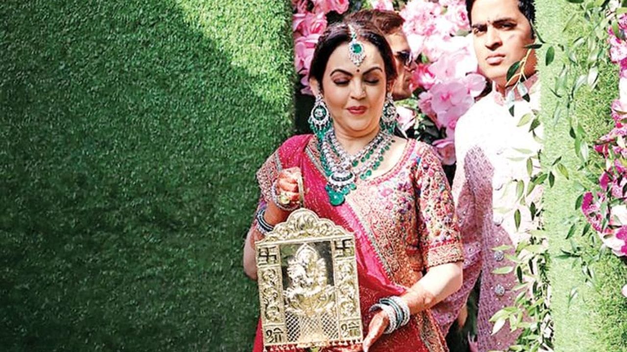 अंबानी परिवाराची निष्ठा हिंदू परंपरा आणि सनातन धर्मात आहे. त्या संदर्भात चर्चा होत असते. या सोहळ्यात काशीची थिम निवडण्यात आली होती. त्यात सृष्टीचे पालनकर्ता म्हटले जाणारे भगवान श्री हरी विष्णूचा दशावतार दाखवला.