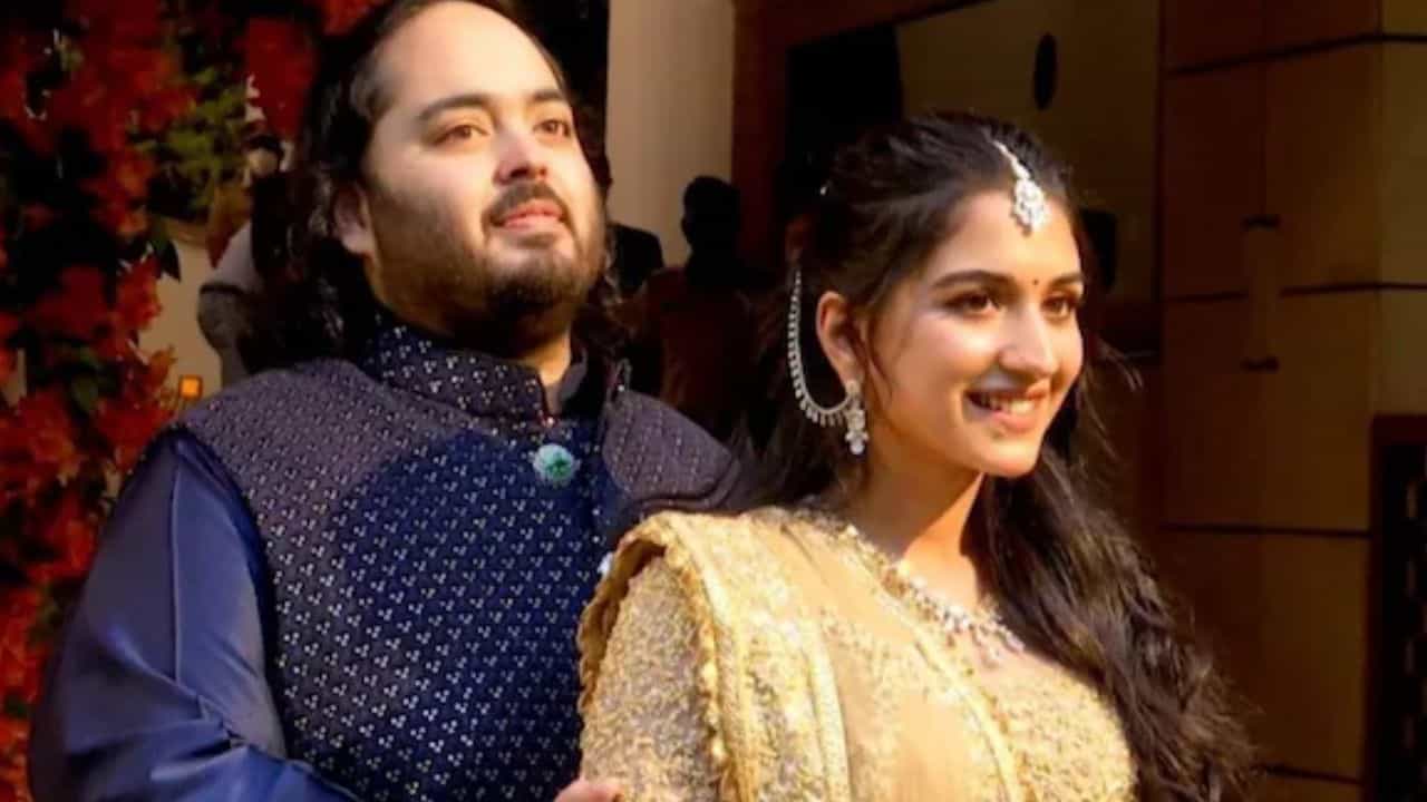 देशातील मोठे उद्योजक अनंत अंबानी यांच्या मुलाचा आज 12 जुलै 2024 रोजी राधिक मर्चेंट बरोबर विवाह होणार आहे. या आधी प्री-वेडिंगचे बरेच फोटो सोशल मीडियावर व्हायरल झालेत.