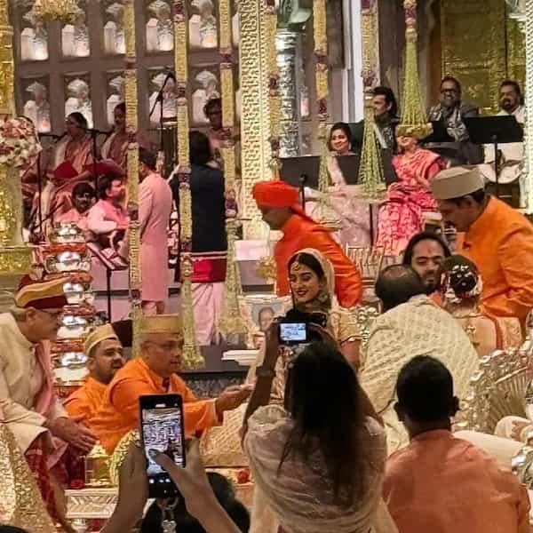 अनंत अंबानी आणि राधिका मर्चंट यांच्या शाही लग्नसोहळ्याला देश-विदेशातील मान्यवर उपस्थित होते. या लग्नसोहळ्याचे विविध फोटो आणि व्हिडीओ सोशल मीडियावर व्हायरल होत आहेत. या फोटोंमध्ये एका 11 वर्षांच्या स्टारकिडने सर्वांचं लक्ष वेधलं आहे. या स्टारकिडने किम कार्दशियनपासून रणवीर सिंहपर्यंत अनेकांसोबत फोटो क्लिक केले आहेत.