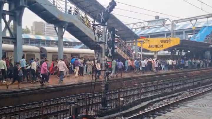 लोकलमधून उतरताच प्लॅटफॉर्मवरून प्रवाशी धावत सुटले... घाबरू नका, बघा अंधेरी स्थानकात नेमकं काय झालं? लोकलमधून उतरताच प्लॅटफॉर्मवरून प्रवाशी धावत सुटले... घाबरू नका, बघा अंधेरी स्थानकात नेमकं काय झालं?