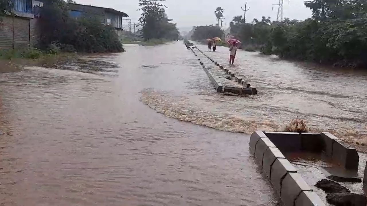 बदलापूरहून कर्जतकडे जाणारा राज्य महामार्ग बंद, नेमकी परिस्थिती काय? बदलापूरहून कर्जतकडे जाणारा राज्य महामार्ग बंद, नेमकी परिस्थिती काय?