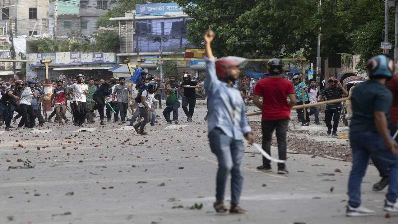 Bangladesh Protest : 105 मृत्यू, 2500 जखमी...सैन्य रस्त्यावर उतरलं, परिस्थिती नियंत्रणाबाहेर, बांग्लादेशात काय घडतय?