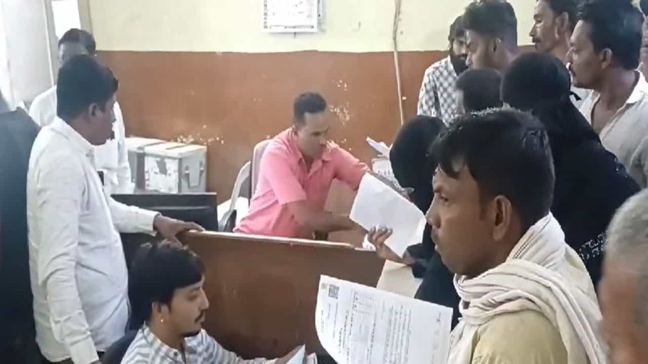 Ladki Bahin Yojana : लाडकी बहीण योजनेचा बोजवारा... सर्व्हर बंद, महिलांची लांबलचक रांग अन् मनस्ताप