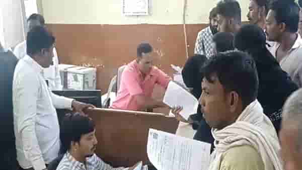 Ladki Bahin Yojana : लाडकी बहीण योजनेचा बोजवारा… सर्व्हर बंद, महिलांची लांबलचक रांग अन् मनस्ताप