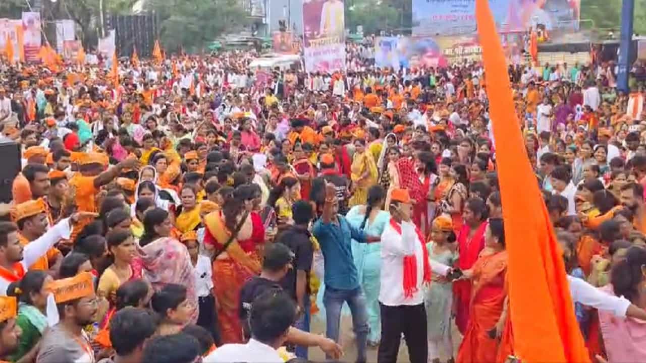 मराठ्यांचं भगवं वादळ, जरांगे पाटलांच्या बीडमधील रॅलीत मराठ्यांची तुफान गर्दी, बघा खास दृश्य